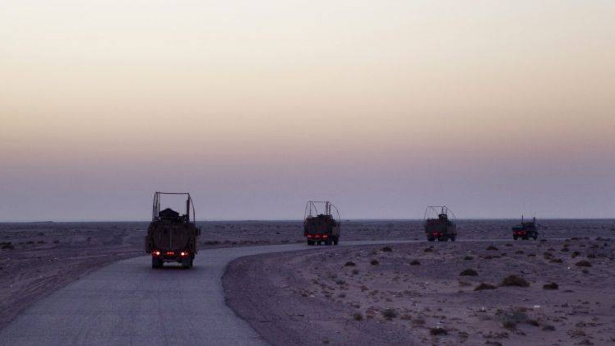 Varios vehículos blindados MRAP del equipo de combate de la 3ª Brigada del ejército estadounidense circulan por la autopista 1 junto al último convoy de tropas norteamericanas que abandona Irak con dirección a Kuwait.