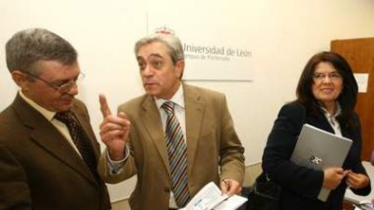 Eduardo Criado (centro) ayer con otros participantes.