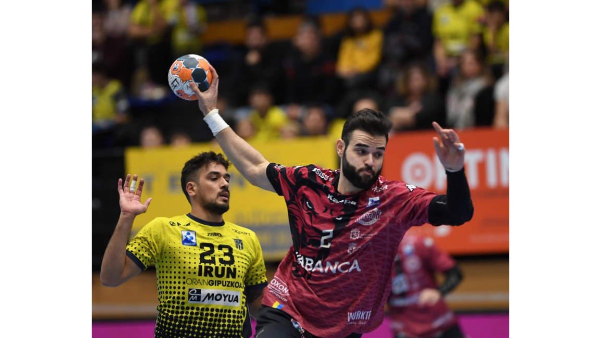 Rubén Marchán, durante el partido frente a Bidasoa de la pasada temporada en Irún. R. FUENTES