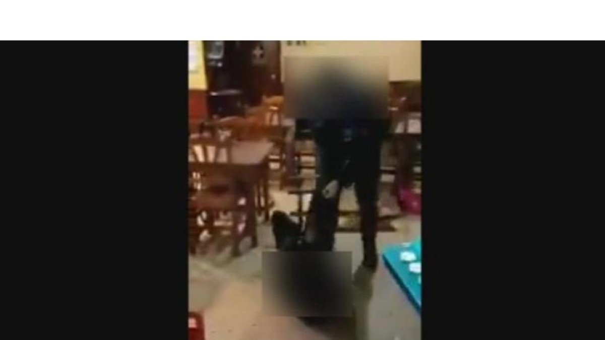 Captura del vídeo en el que se ve cómo un guardia urbano de Lleida da una paliza a un joven en un bar.