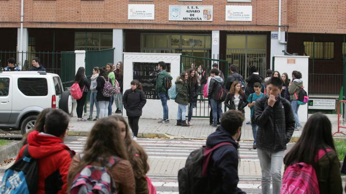 Alumnos del instituto bilingüe Álvaro de Mendaña de Ponferrada, a la salida de clase
