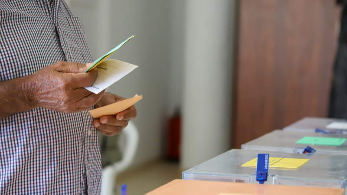Un hombre sostiene las papeletas en la última votación electoral del 28-M. LUIS G MORERA