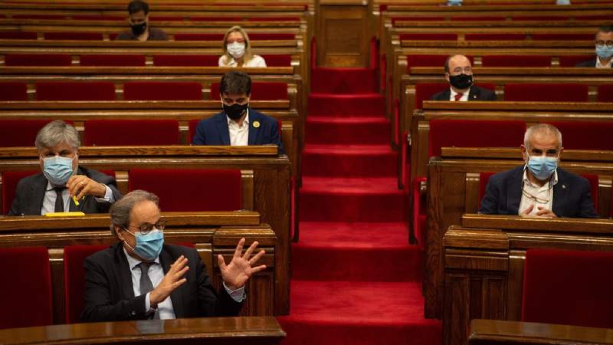 El presidente de la Generalitat, en su escaño del Parlamento catalán. ENRIC FONTCUBERTA