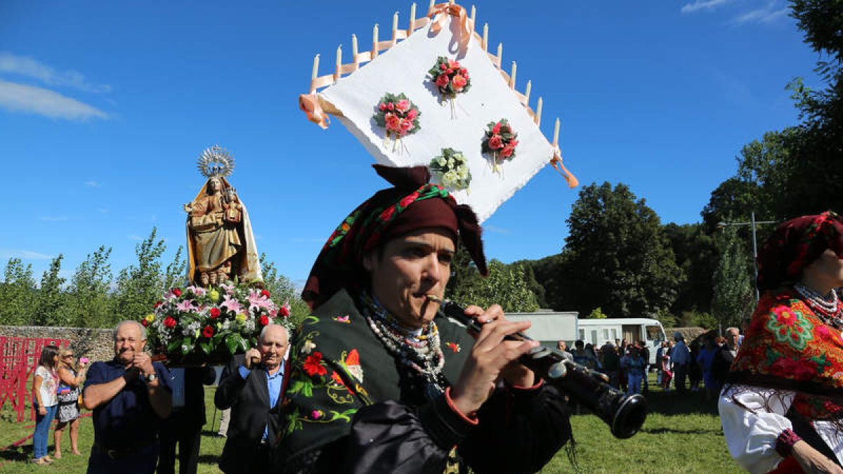 Los vecinos del Torío revivieron ayer sus tradiciones en la fiesta de las Manzanedas.