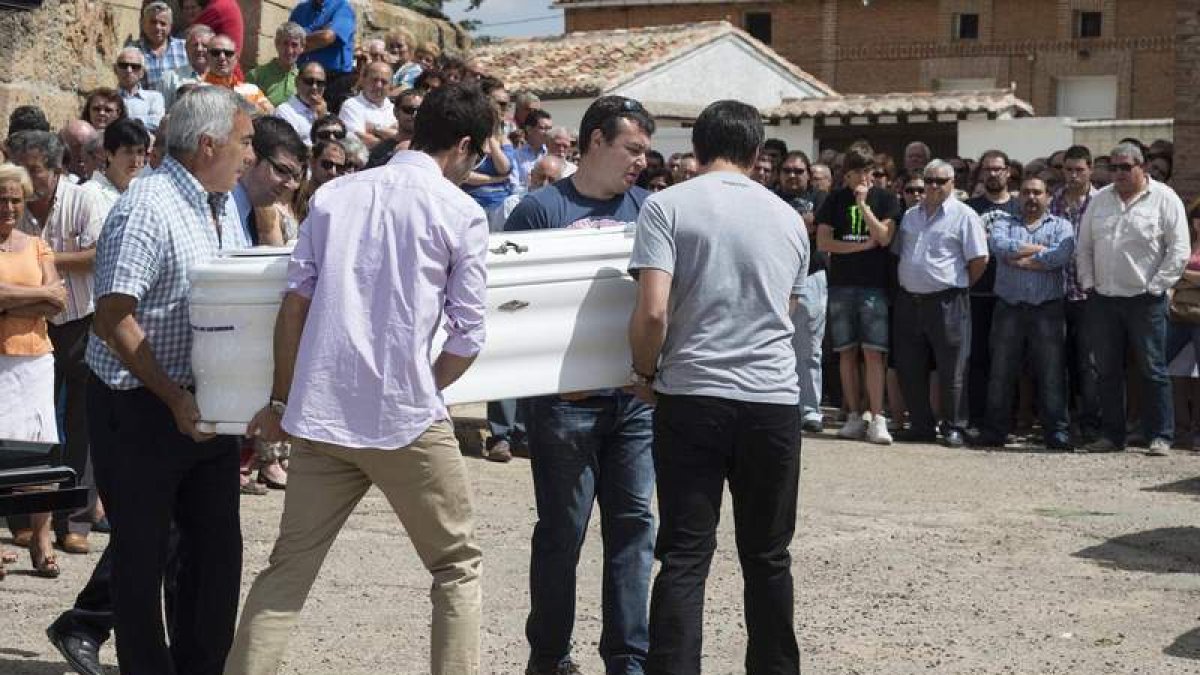 Cientos de personas despiden a los fallecidos en un funeral multitudinario.