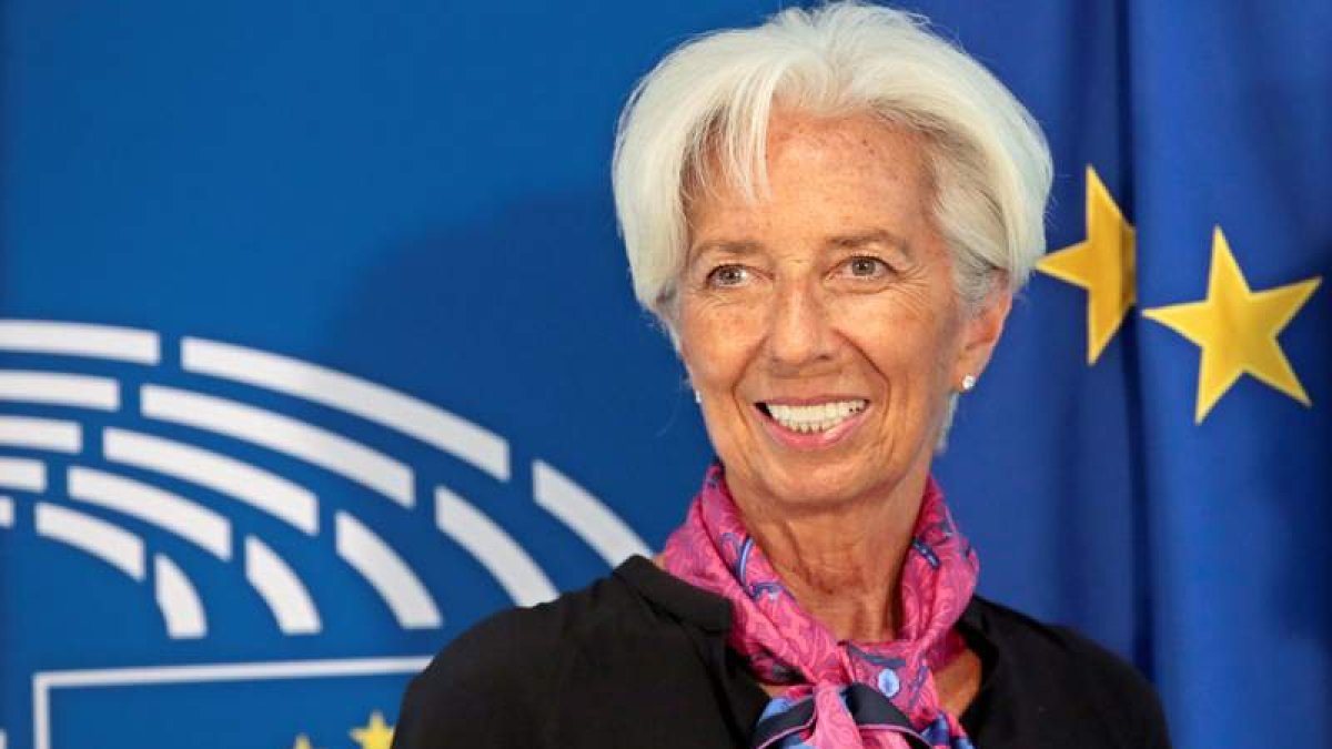 La presidenta del Banco Central Europeo, Christine Lagarde, firma un billete. OLIVIER HOSLET