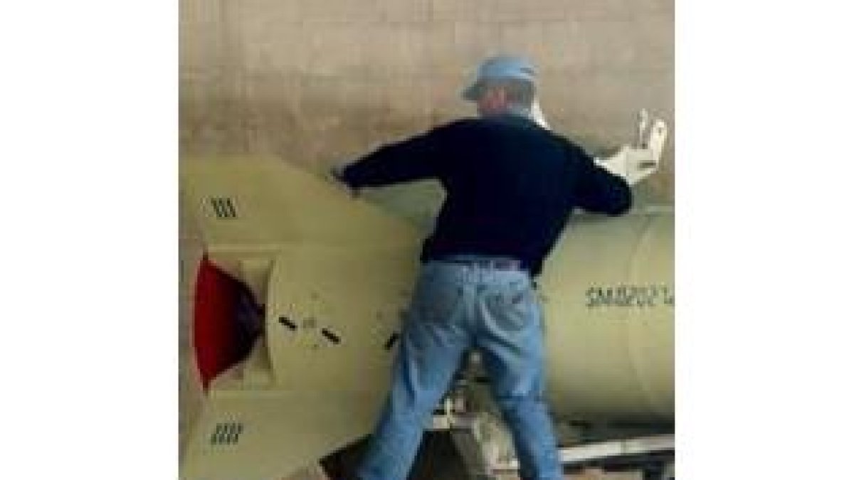 Un inspector examina cuidadosamente un misil «Samud II» en Bagdad