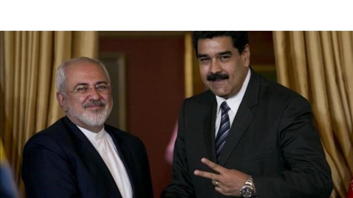 Nicolas Maduro, con el ministro de Exteriores iraní, Mohamed Javad Zarif.