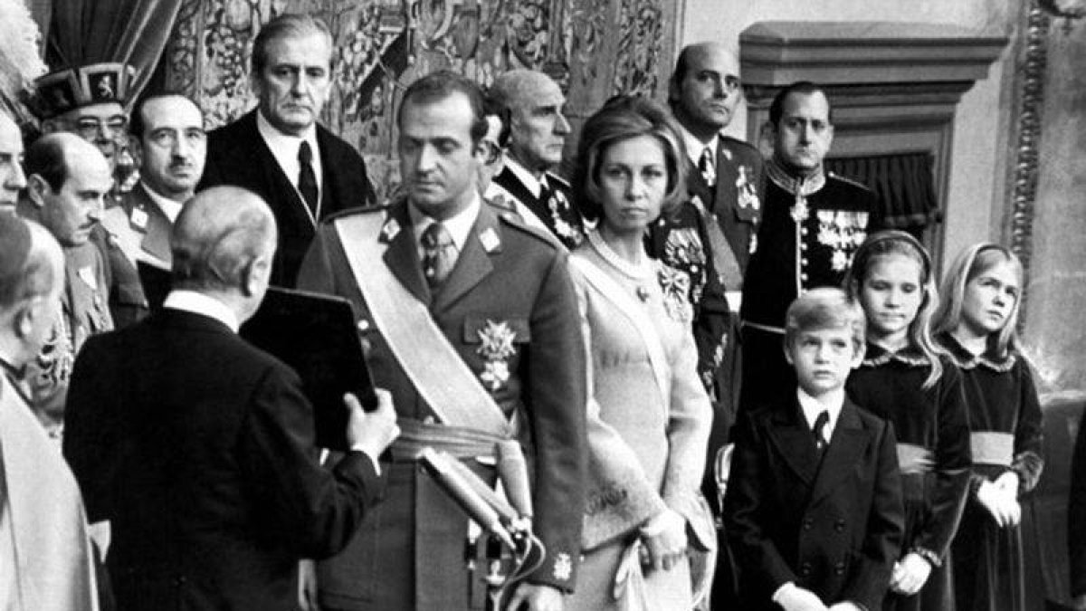 Juan Carlos de Borbón jura las Leyes ante el presidente de las Cortes, Alejandro Rodríguez de Valcárcel, y es proclamado Rey de España, el 22 de noviembre de 1975.