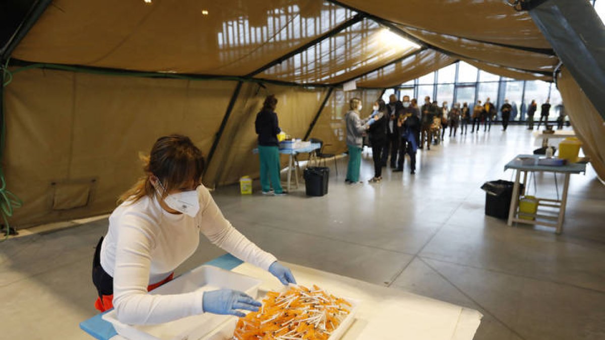 Vacunación contra el covid en el Palacio de Exposiciones de León. MARCIANO PÉREZ