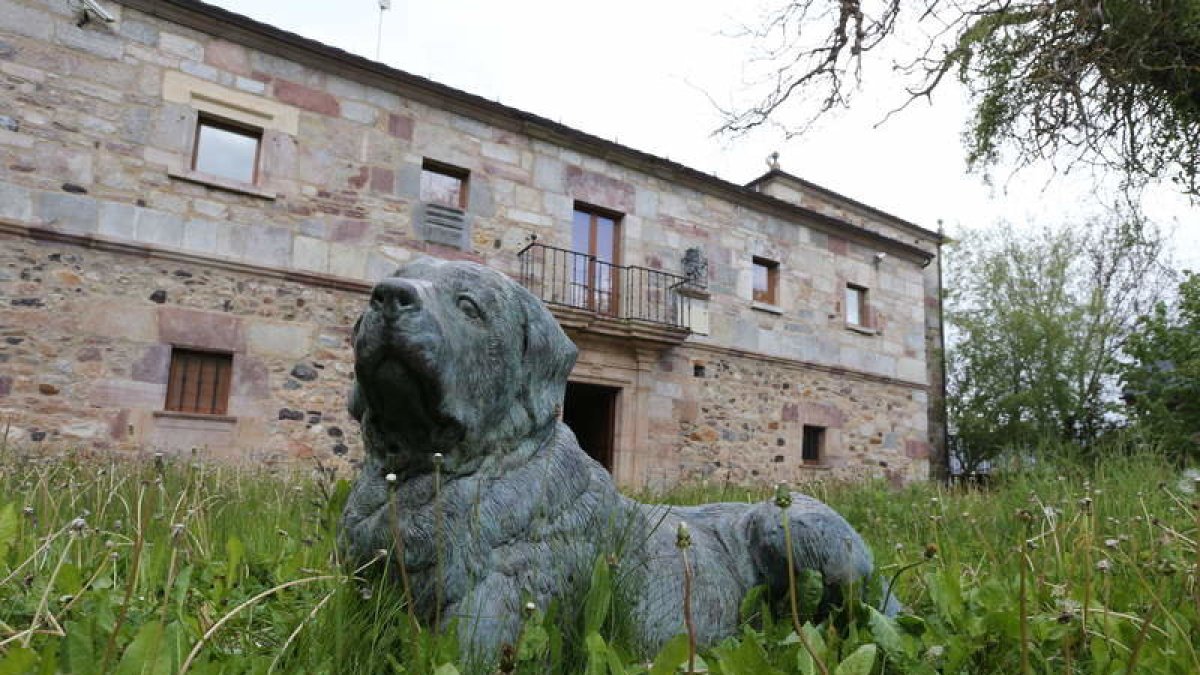 Exterior de la Casa del Parque de Babia y Luna, en Riolago. RAMIRO