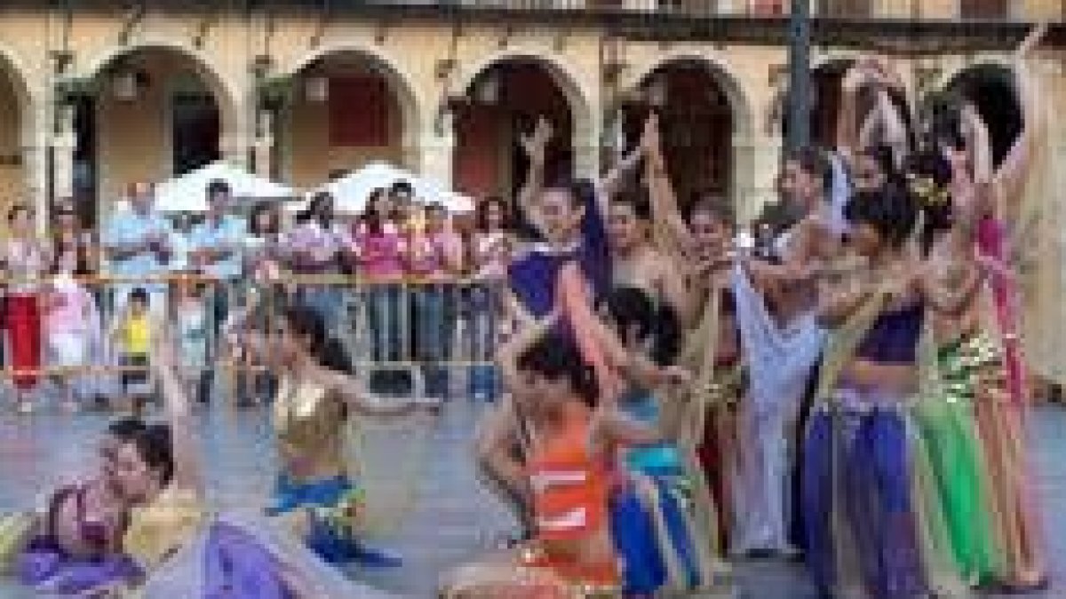 Una de las actuaciones del grupo de baile Las Niñas de Montejos del Camino, en la capital leonesa