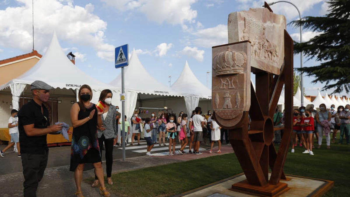 Acto de inauguración de la escultura realizada por la 60ª Edición de la Feria. FERNANDO O. PERANDONES