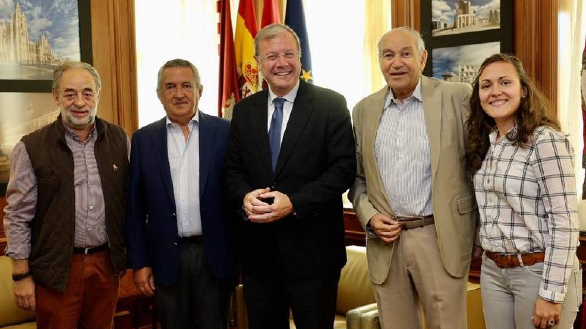 El alcalde recibió ayer a la delegación sevillana. CÉSAR