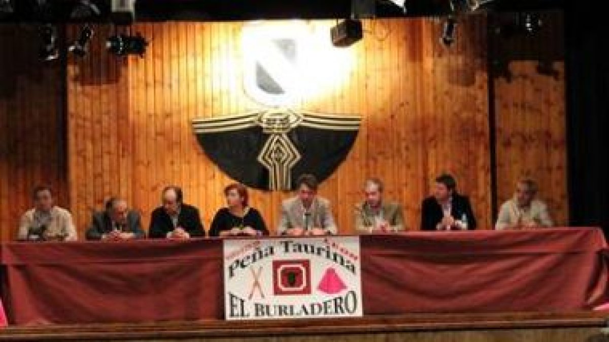 Lumbreras, Ferradal, Cabañeros, Muñiz, Majo, Postigo, Zapico, Álvarez y Villa, ayer en el debate.
