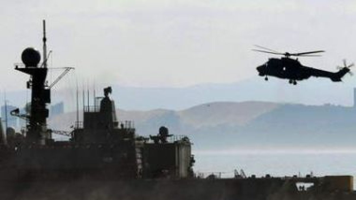 Un helicóptero de la Armada chilena sobrevuela Valparaíso.