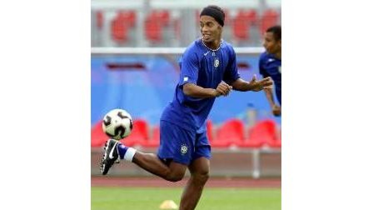 Ronaldinho se ejercita durante un entrenamiento en vísperas de la final