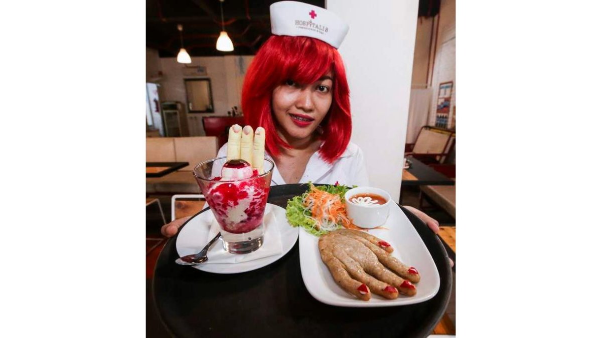 Una camarera ofrece un plato inspirado en  una intervención quirúrgica. BAGUS INDAHONO