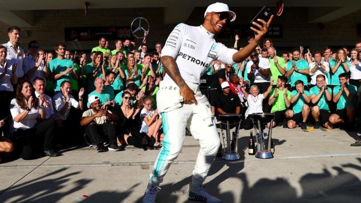 Lewis Hamilton se hace un selfi con su equipo de Mercedes en Austin (EEUU).