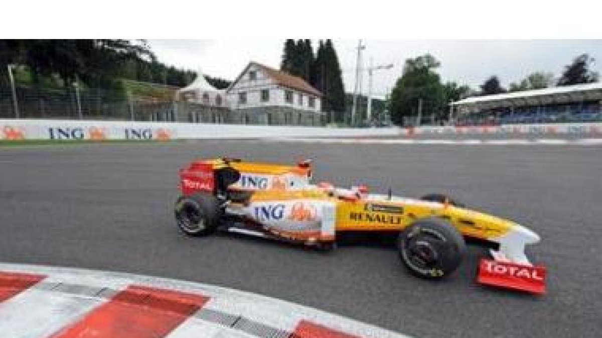 Alonso, durante la primera sesión de ensayos libres en el circuito de Spa-Francorchamps.
