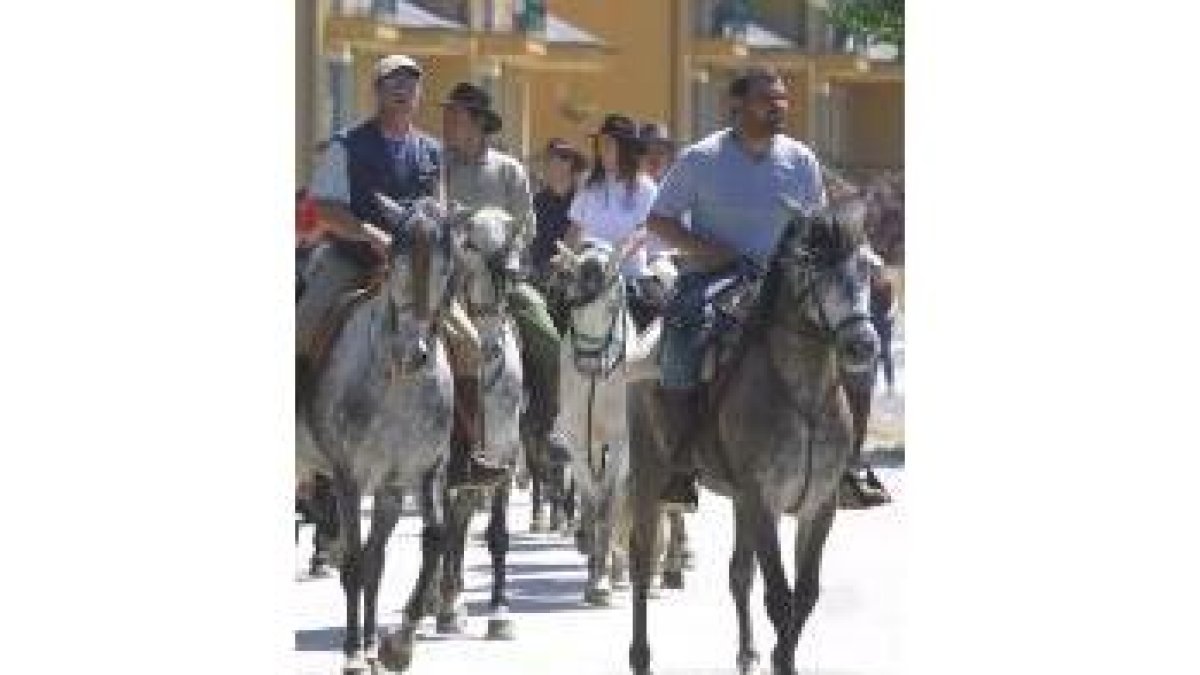 El paso de los caballos despertó expectación en las calles de Cacabelos