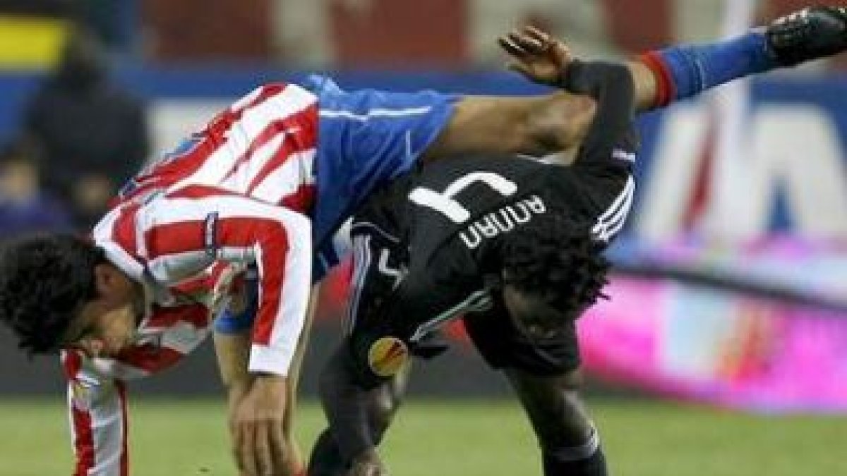 Diego Costa, a la izquierda, lucha un balón con Annan.
