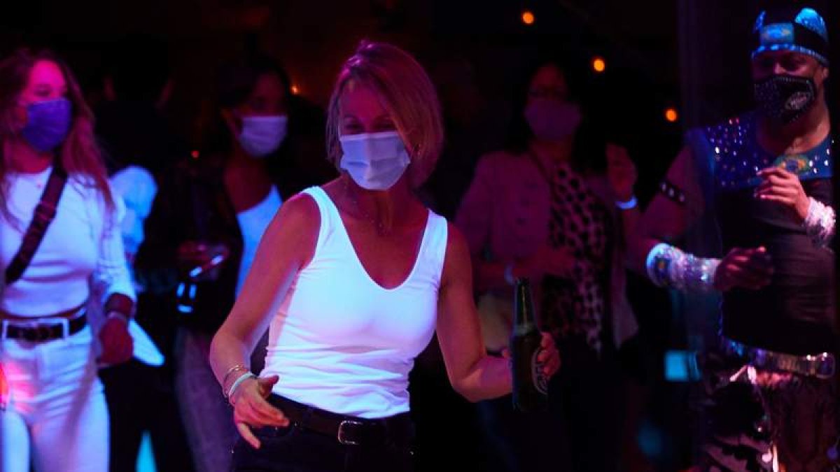 Una mujer baila en Sitges, primer ensayo del ocio nocturno de la pandemia. ALEJANDRO GARCÍA