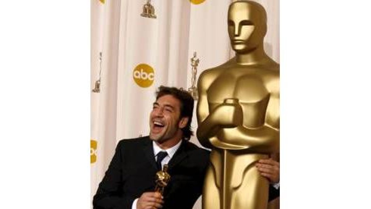 Javier Bardem con el Oscar al Mejor Actor de Reparto