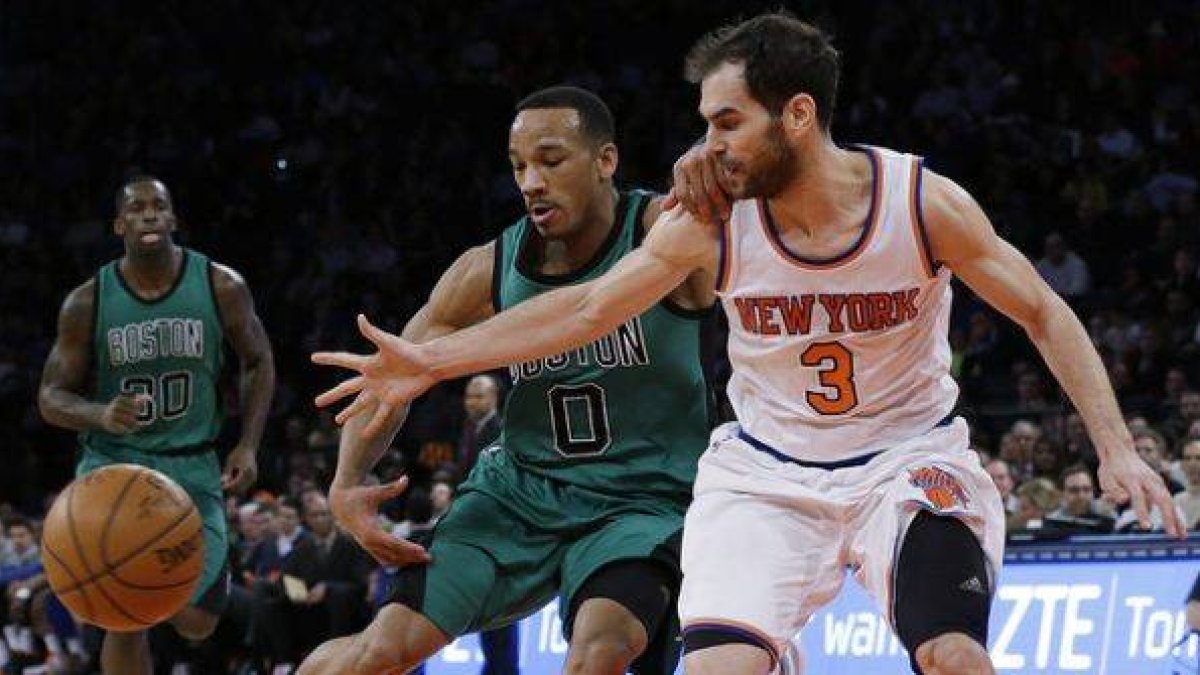 José Manuel Calderón bloquea a Avery Bradley, en el partido que ha enfrentado a los Knicks y los Celtics en Nueva York.