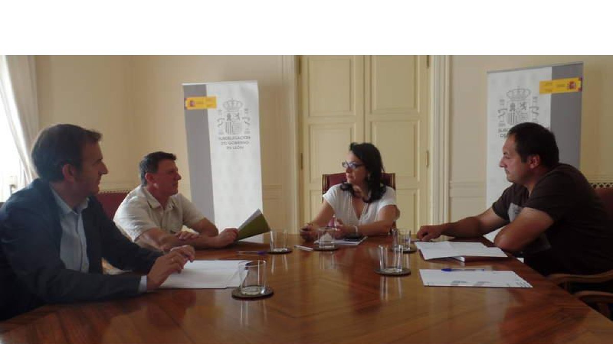 Los alcaldes, junto a la subdelegada de Gobierno en León, en la reunión de ayer.