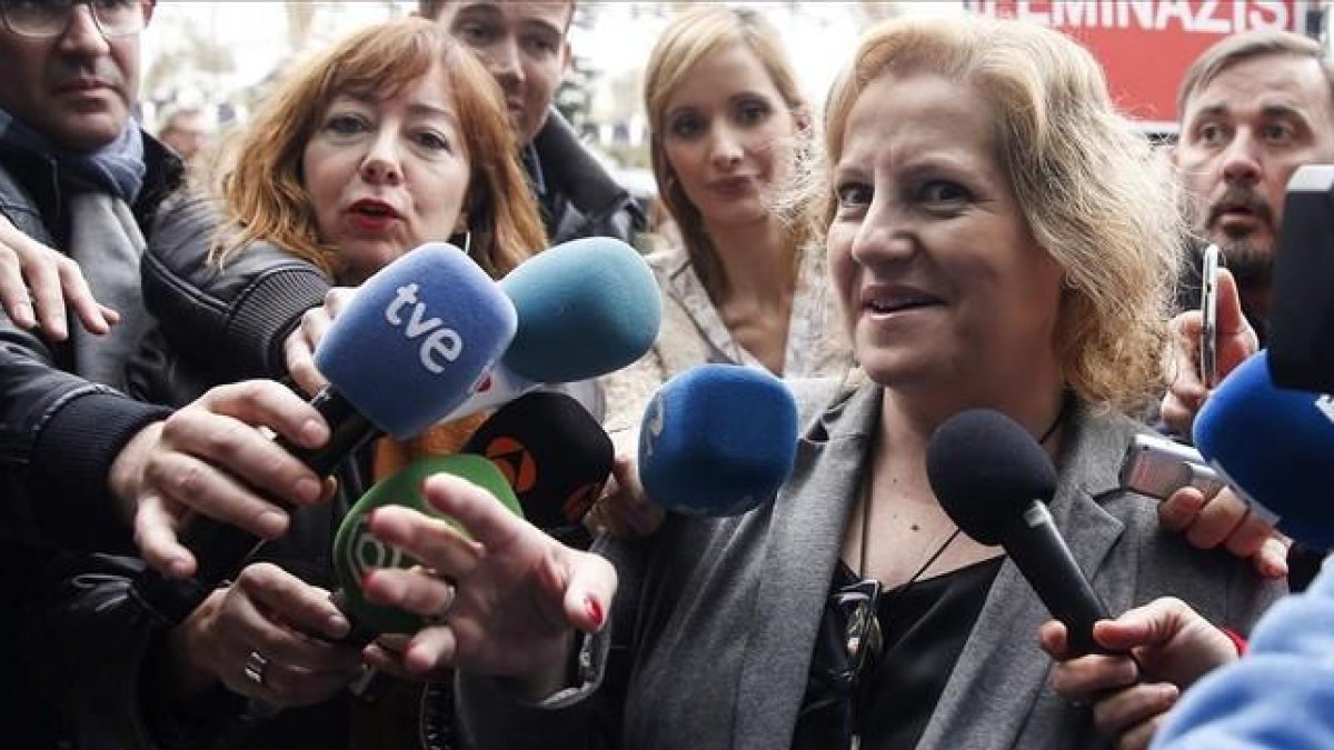 María Ángeles Ramón-Llin, concejal del PP en el Ayuntamiento de Valencia, a su llegada al juzgado para declarar.