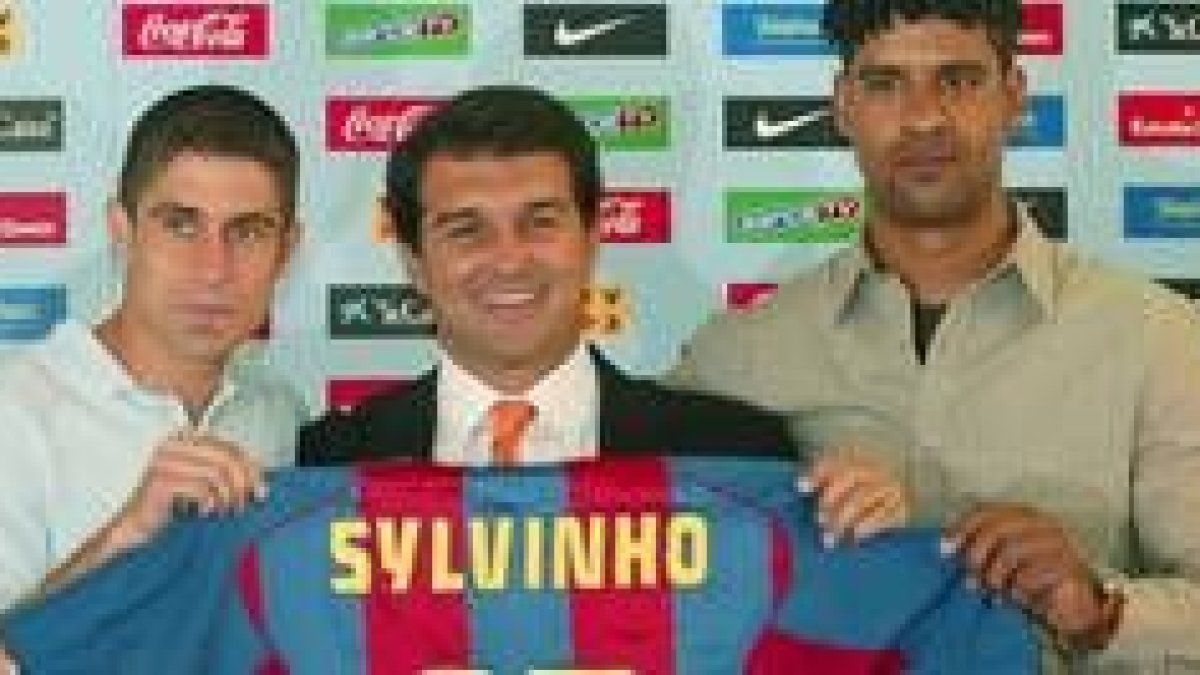 Silvinho, primero por la izquierda, fue presentado en el FC Barcelona