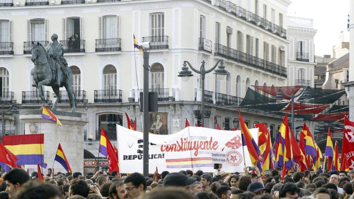 Aspecto que presentaba anoche la Puerta del Sol, en Madrid, al iniciarse la protesta republicana.