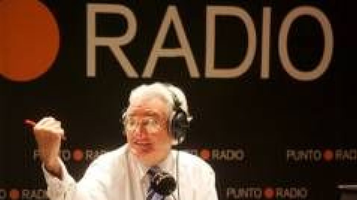 El presentador de «Protagonistas», Luis del Olmo, emitiendo su espacio en Punto Radio
