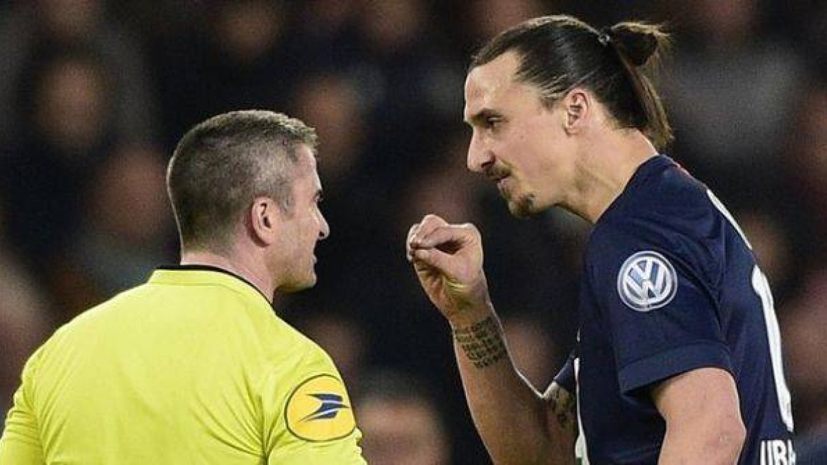 Ibrahimovic se dirige al árbitro durante la semifinal de la Copa Francesa.