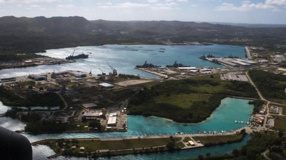 Vista aeérea de la base naval estadounidense en el puerto de Apra, en la isla de Guam.