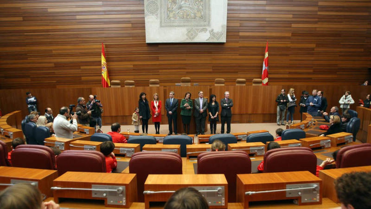 La Mesa de las Cortes explicó su función a los presentes.