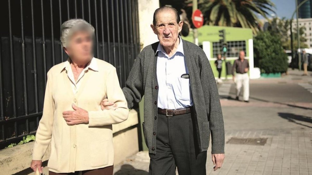 El doctor Eduardo Vela y su esposa fueron fotografiados por la revista Interviú mientras paseaban por Madrid.