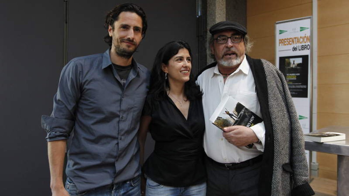 La periodista Olga Rodríguez presentó su libro acompañada por Juan Diego Botto y Trapiello.