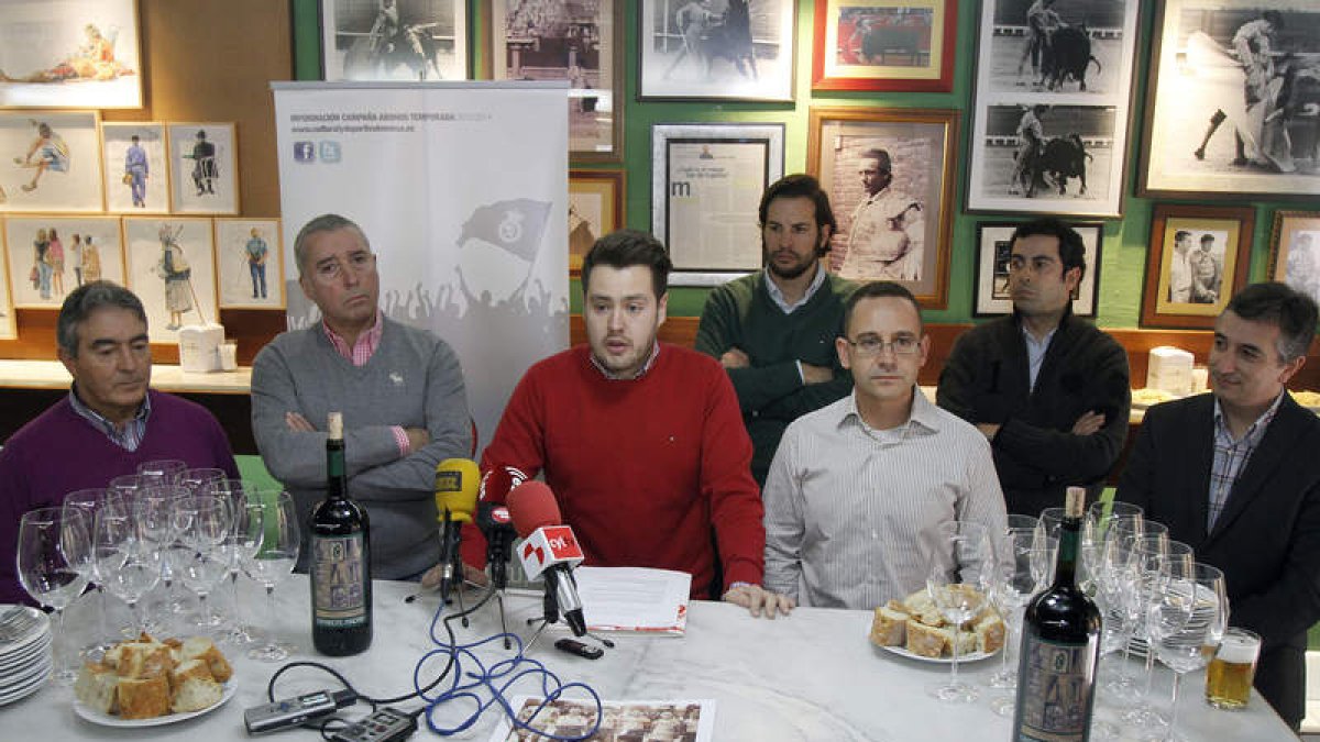 Presentación del concurso fotográfico de la Cultural en el Camarote Madrid con motivo del 90 aniversario de la fundación del club.