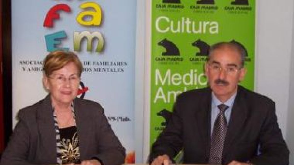 La presidente de Alfaem y el representante de Caja Madrid, tras la firma del convenio