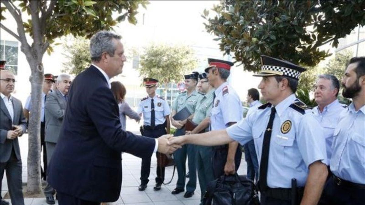 El conseller de Interior, Joaquim Forn, saludando a los cuerpos policiales en Cambrils (Tarragona) tras los atentados.