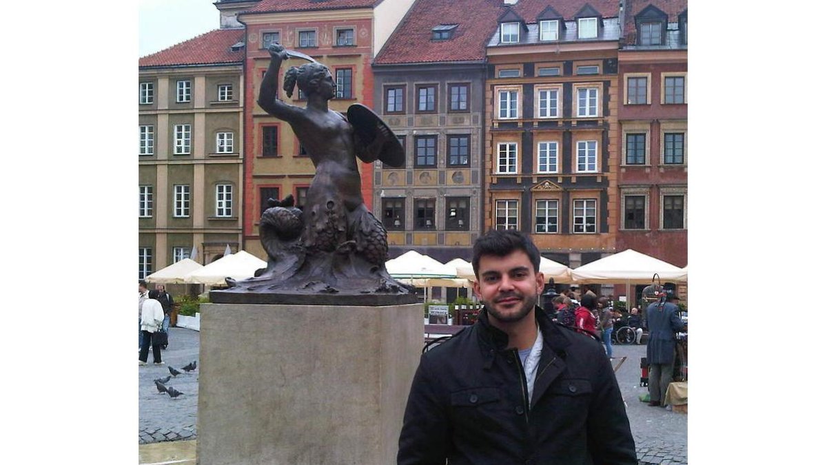 Sergio Aller Fernández, en la plaza de la Ciudad Vieja, al lado de la estatua de la sirena de Varsovia.