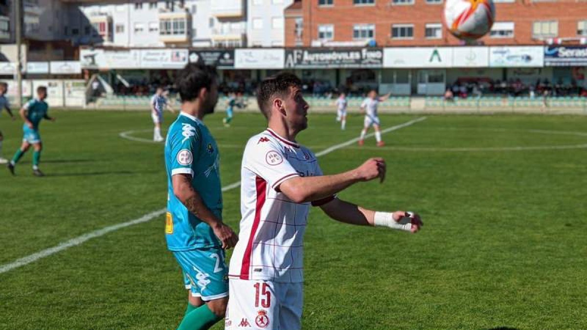 El jugador del filial culturalista Abel, de blanco, controla un balón a pesar de la oposición del jugador maragato Jaime. CYDL