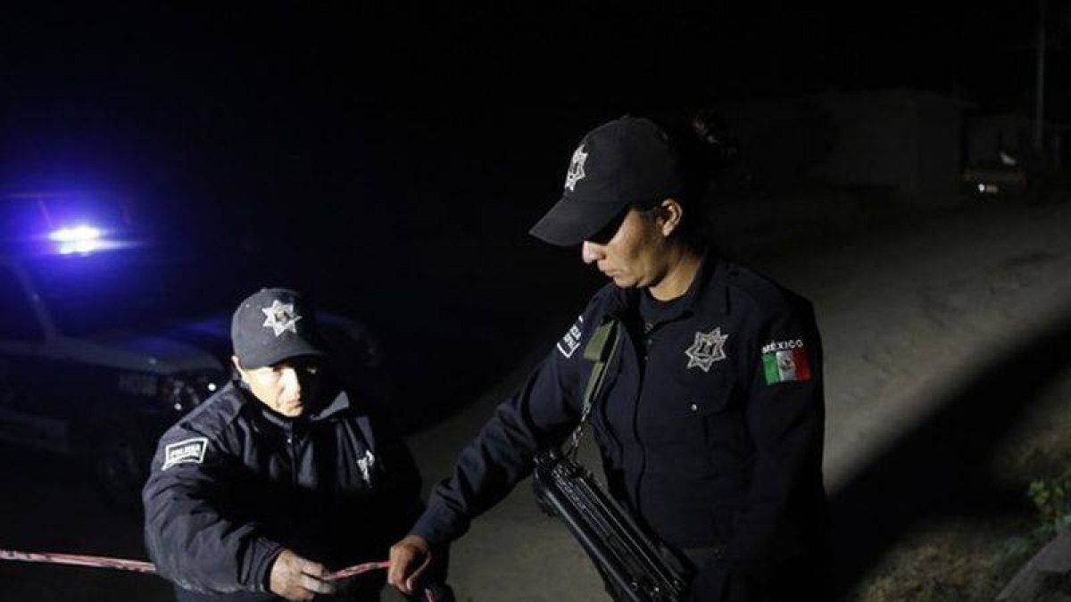 Dos policías acordonan la zona en la que se ha encontrado el material radiactivo, esta madrugada en Hueypoxtla (México).