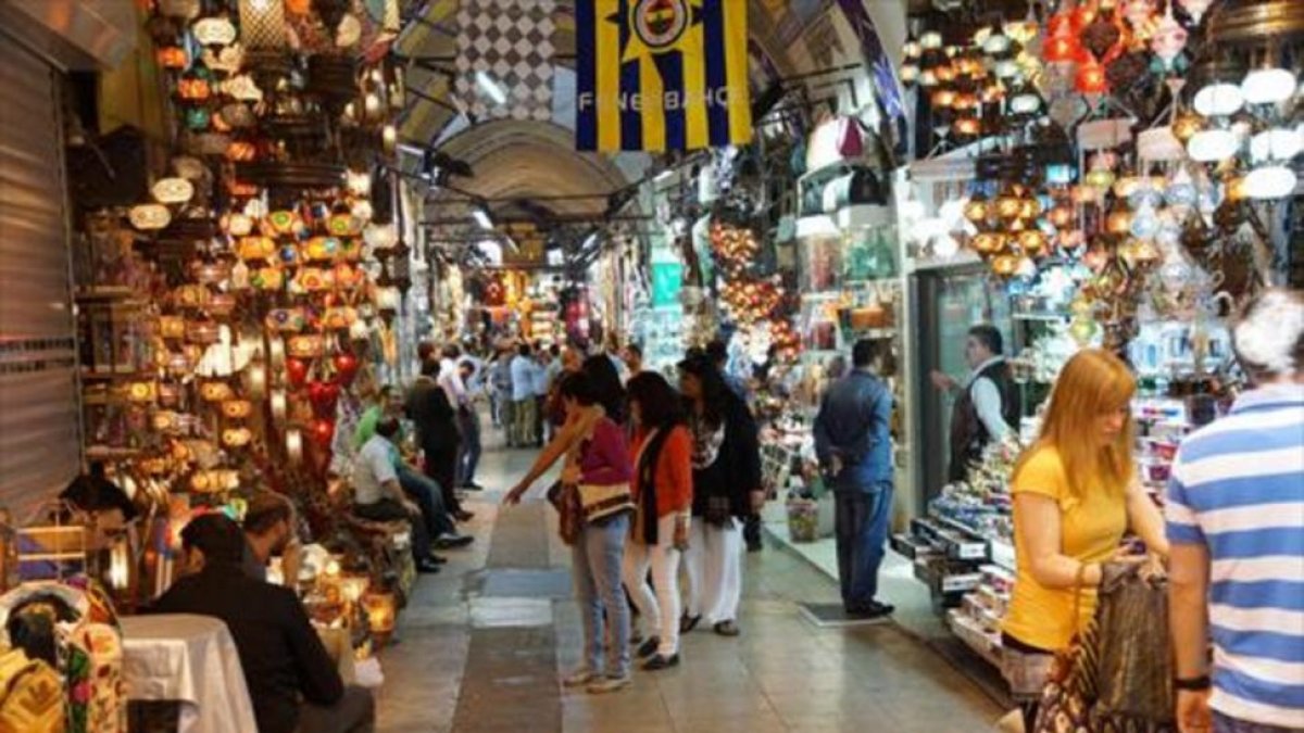 Un pasillo del popular Gran Bazar de Estambul, sin las aglomeraciones de antaño.
