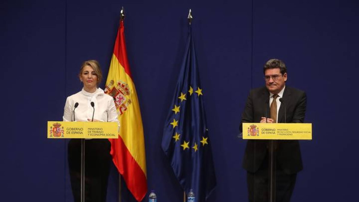 La ministra de Trabajo y Economía Social, Yolanda Díaz (i), y el ministro de Inclusión, Seguridad Social y Migraciones, José Luis Escrivá. KIKO HUESCA