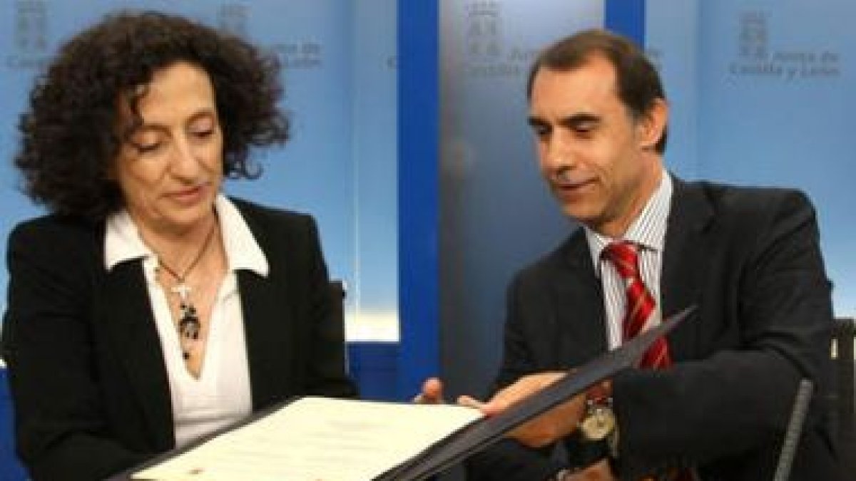 Mercedes Cabrera y César Antón, en el momento de la firma del convenio sobre dependencia