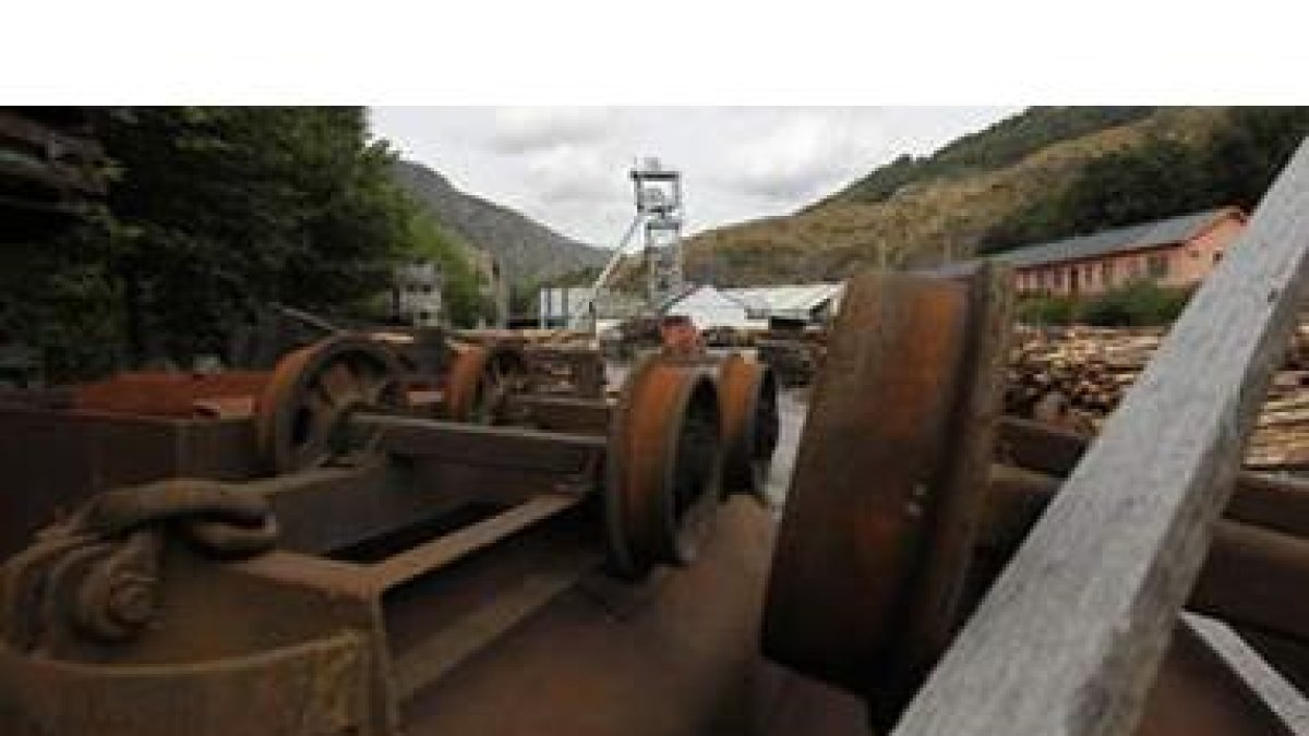 Maquinaria parada durante la larga huelga en una de las explotaciones mineras de la provincia.
