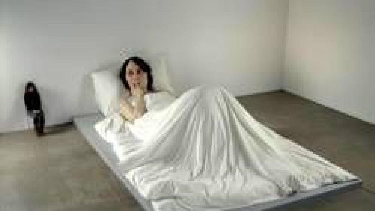 «En la cama», escultura de Ron Mueck, que se puede ver en la Royal Scottish Academy